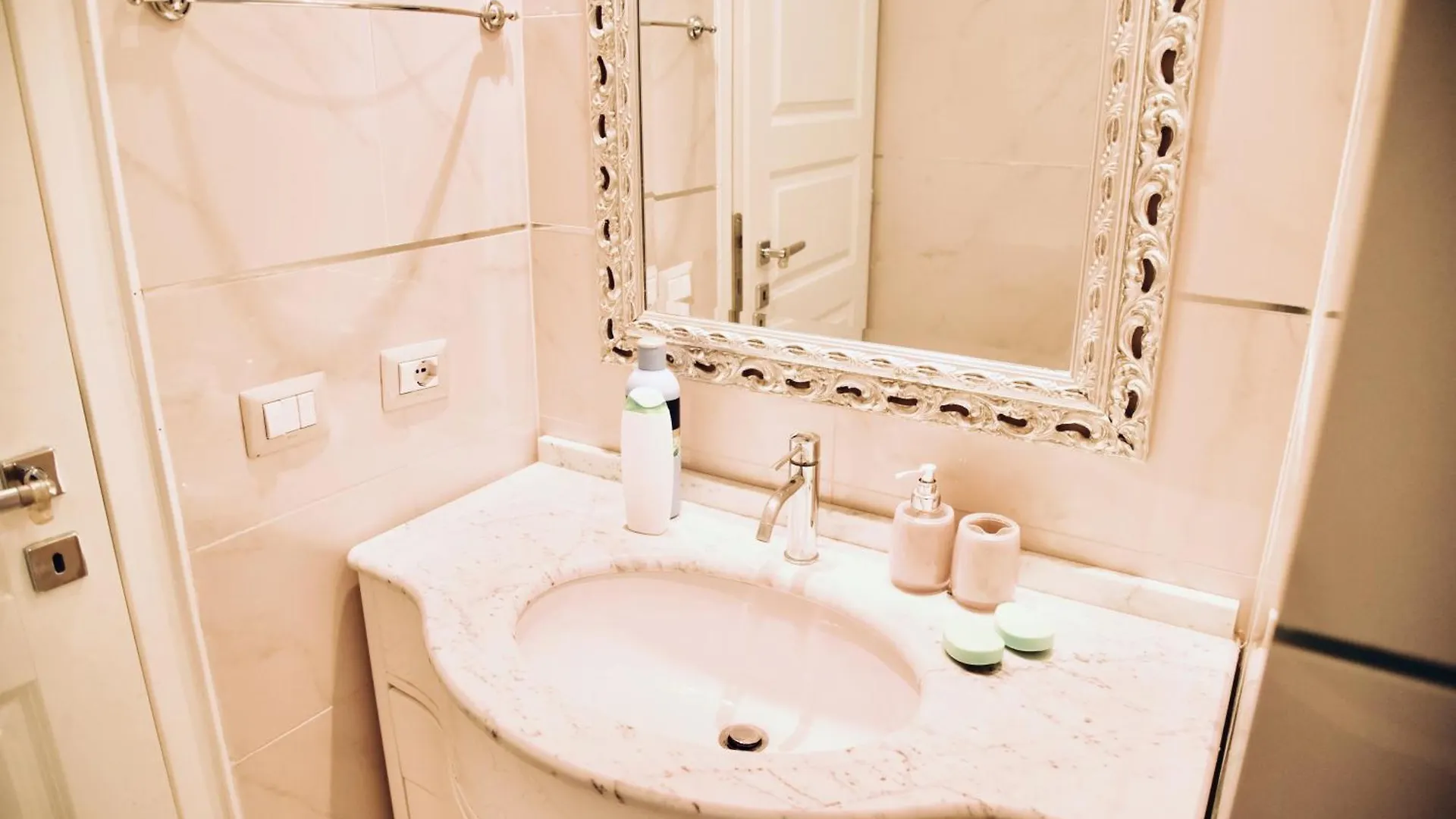 Chic And Elegant Apartment In The Heart Of Rome Italy