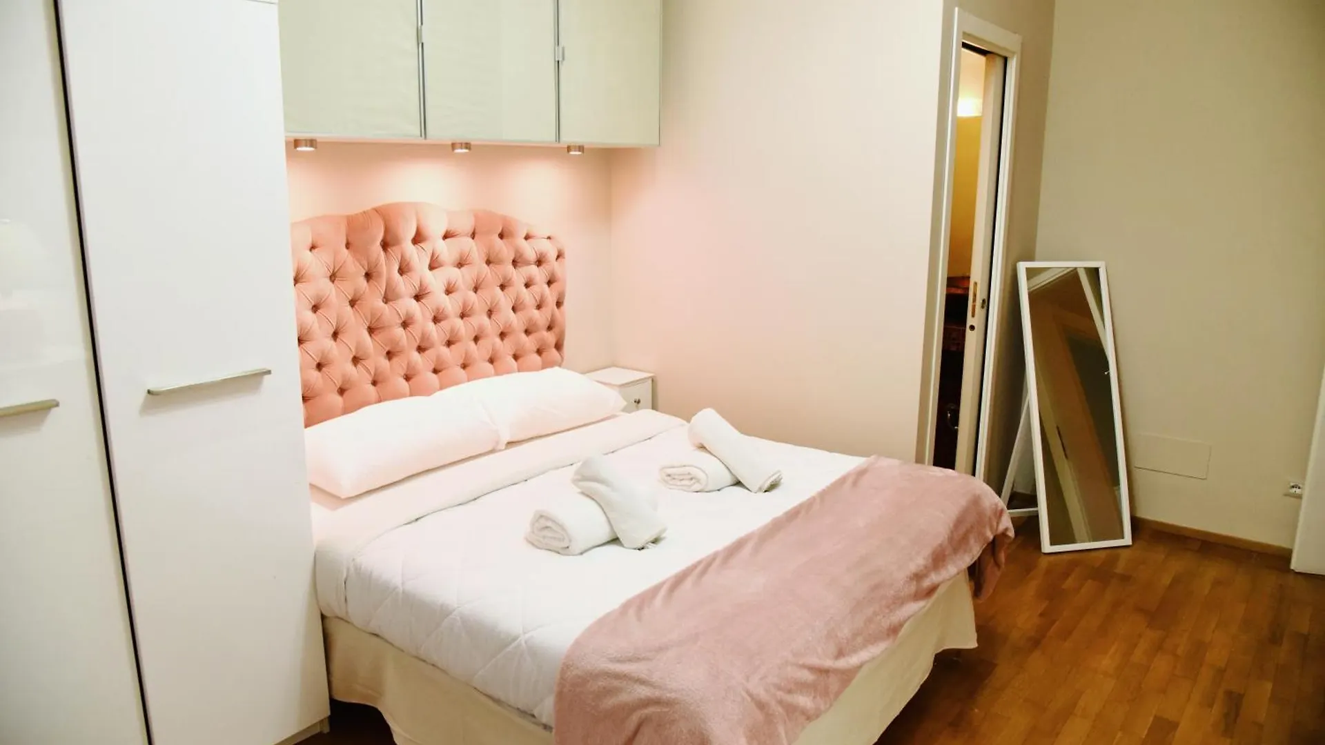 Chic And Elegant Apartment In The Heart Of Řím