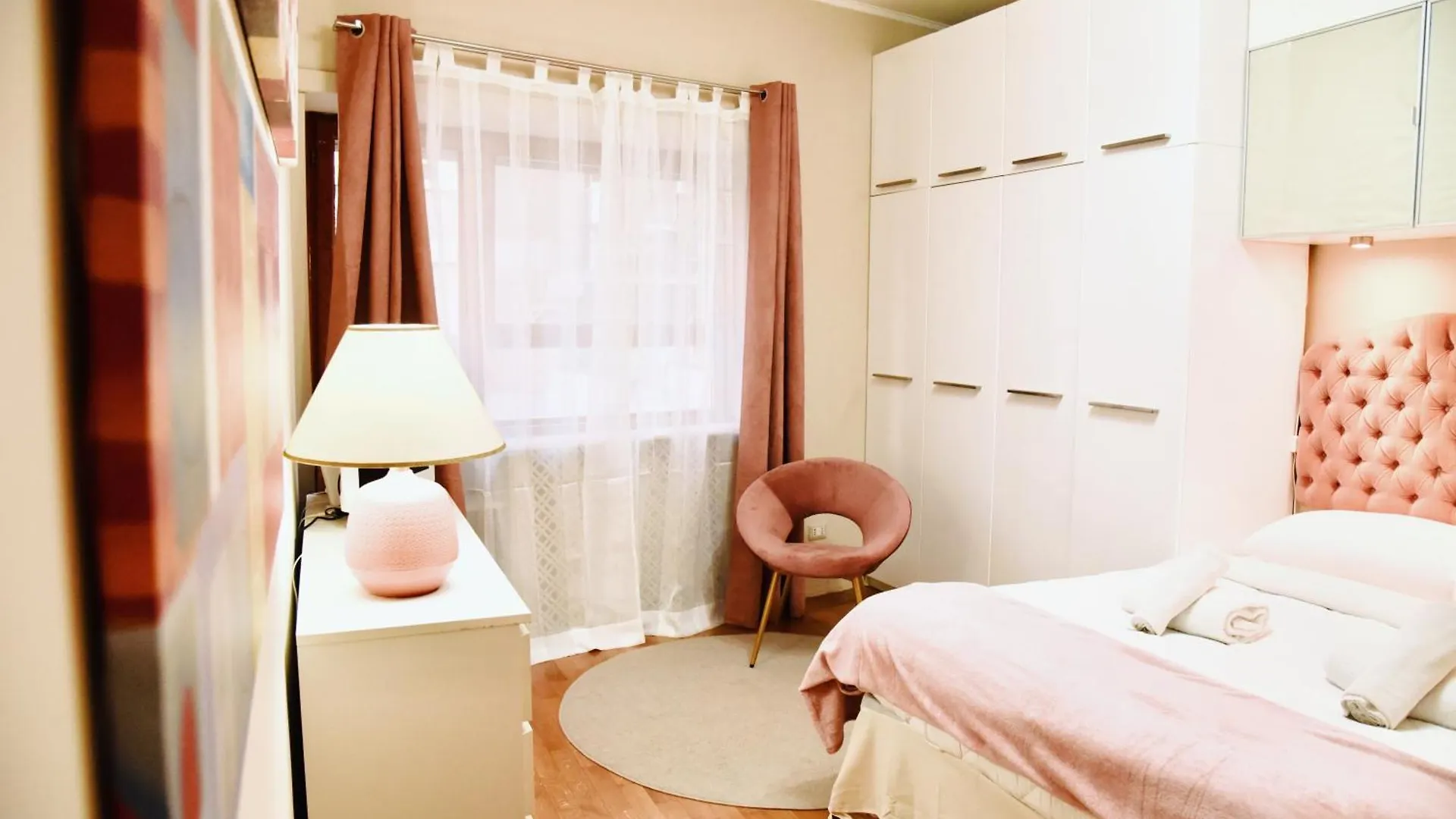 Chic And Elegant Apartment In The Heart Of Řím