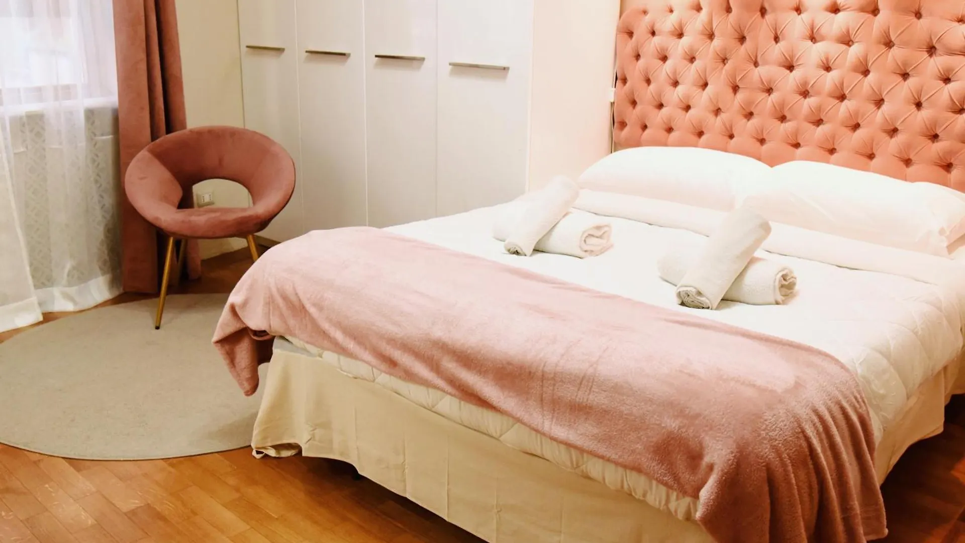 Chic And Elegant Apartment In The Heart Of Řím