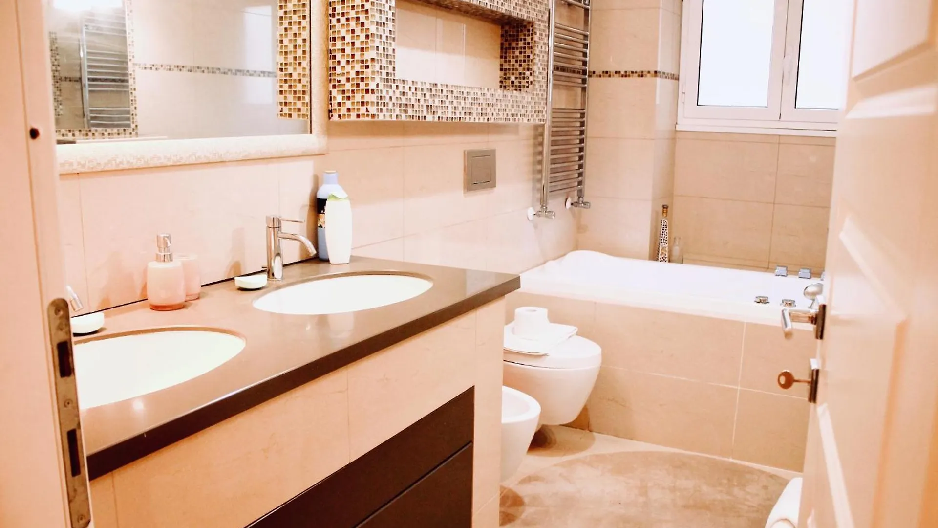 Chic And Elegant Apartment In The Heart Of Řím
